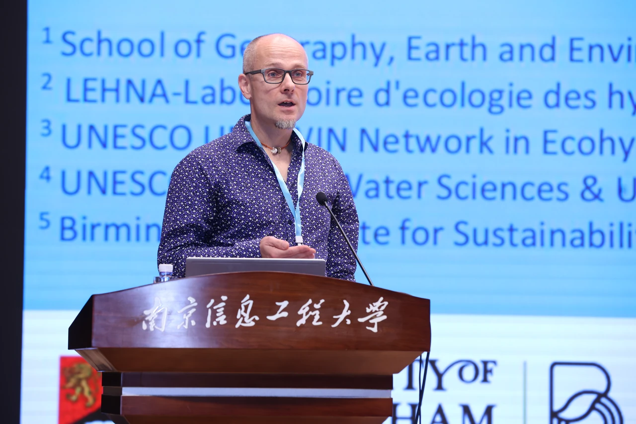 Stefan Krause gives a presentation.