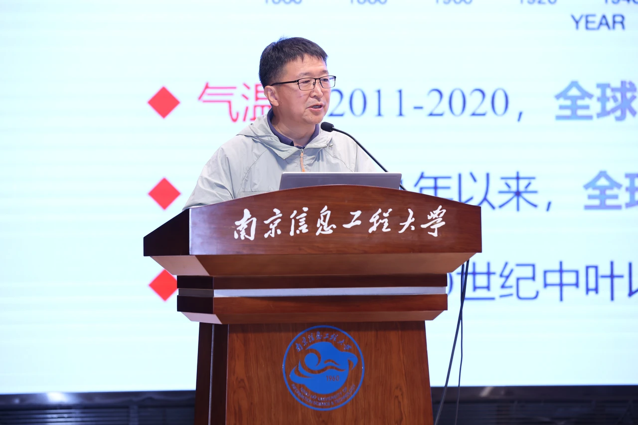 Guoqing Wang gives a presentation.