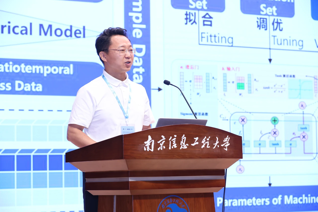 Jingming Hou gives a presentation.