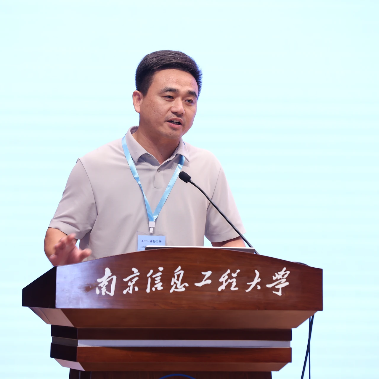 Associate Professor Xiongpeng Tang.
