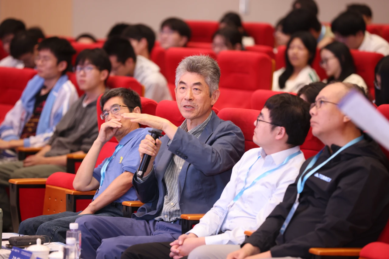 Questions and discussion in the lecture hall.